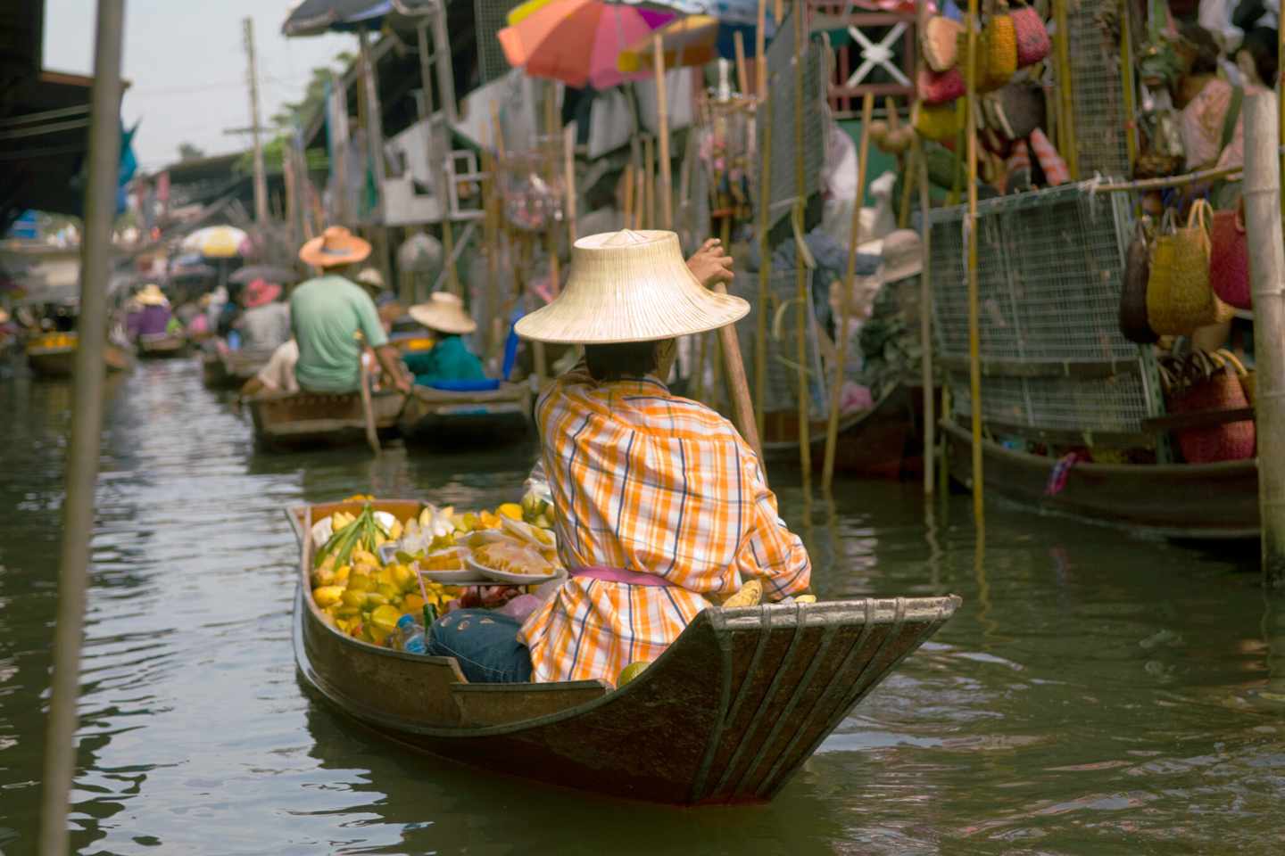 thailand-bangkok-tha-kha-floating-market-haendler-paddeln-durch-kanal-g-157400152.jpg