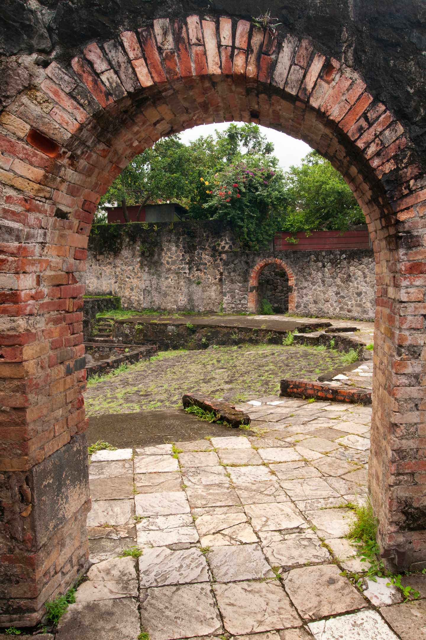 GettyImages-1297909082.jpg Torbogen und Blick auf den Innenhof in der Ruine des Theaters von St. Pierre