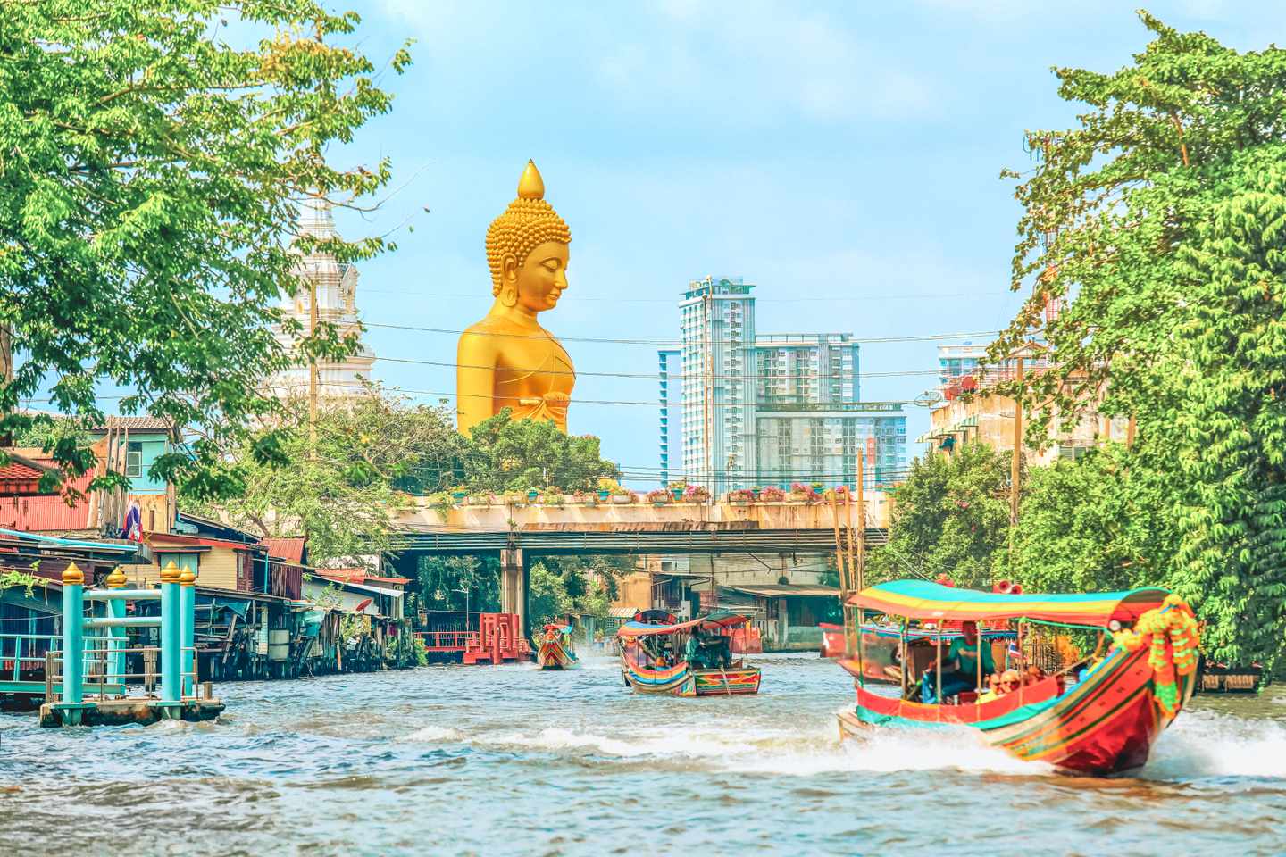 Blick auf den Goldenen Buddha mit dem Fluss in Bangkok im Vordergrund