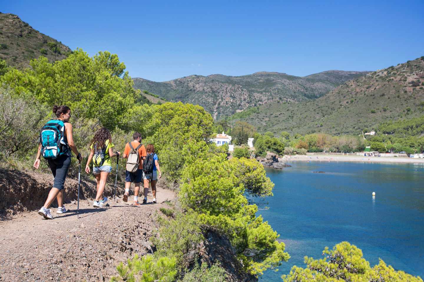 Wandern-Freunde-wandern-an-der-Mittelmeerküste-DERTOUR-g-518095743.jpg