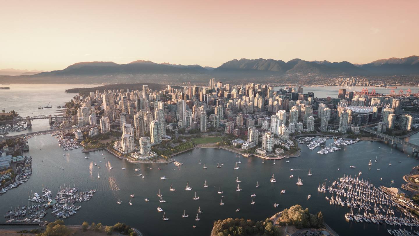 kanada-british-columbia-vancouver-skyline-lufaufnahme-sonnenaufgang-g-1453719521.jpg