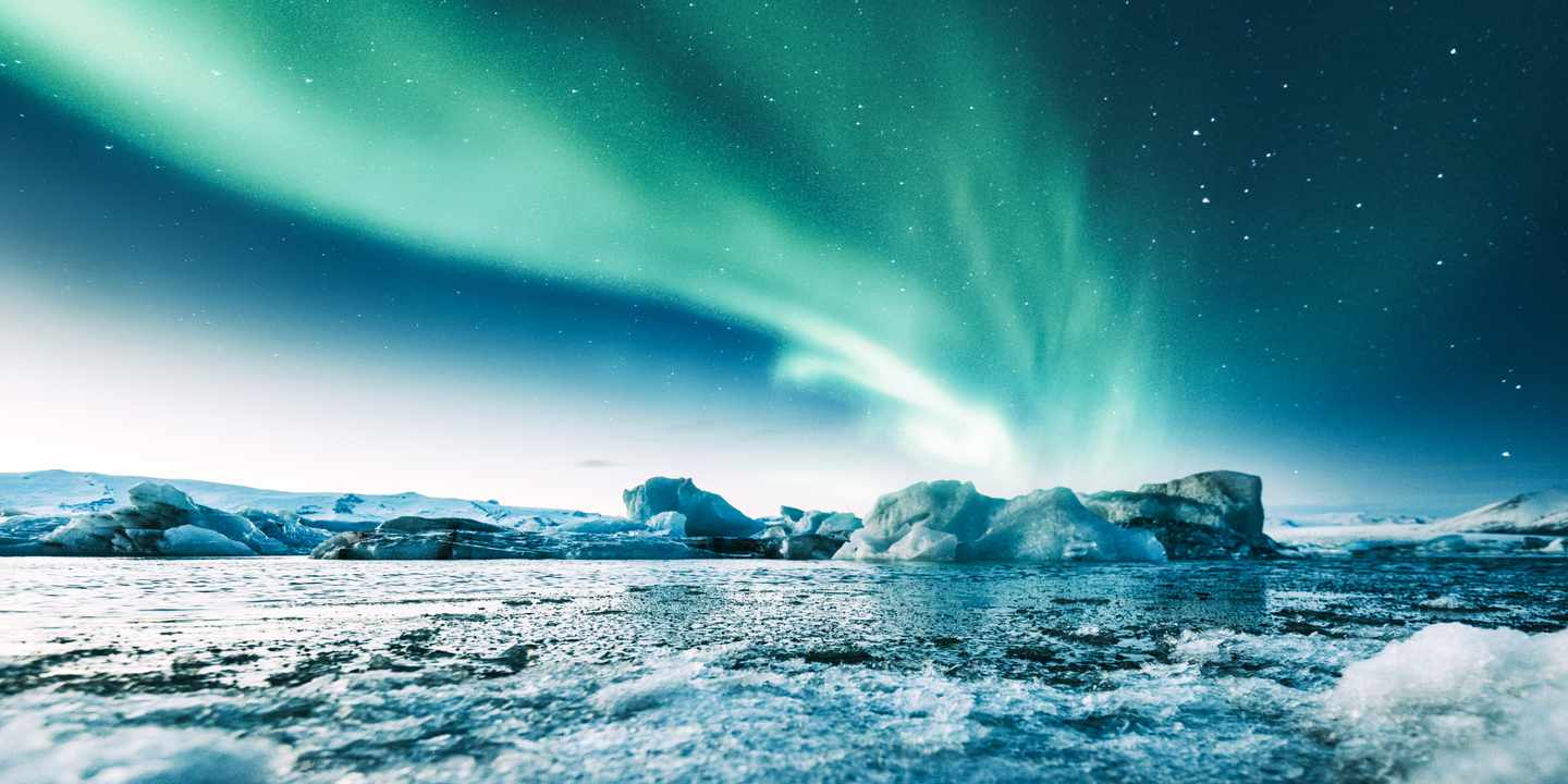 bltd078cef643914621-island-suedkueste-jokulsarlon-polarlichter-g-932650548.jpg Polarlichter über der Gletscherlagune Jökulsárlón in Island mit leuchtenden Eisbergen und nächtlichem Sternenhimmel