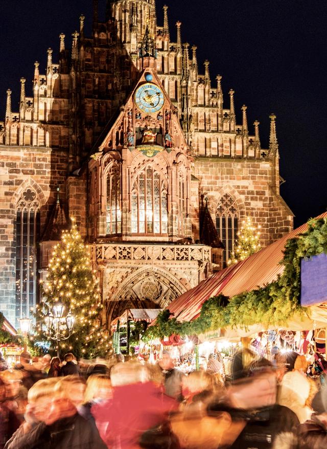 Nürnberger Christkindlesmarkt Blick auf den Nürnberger Weihnachtsmarkt unterhalb der Frauenkirche