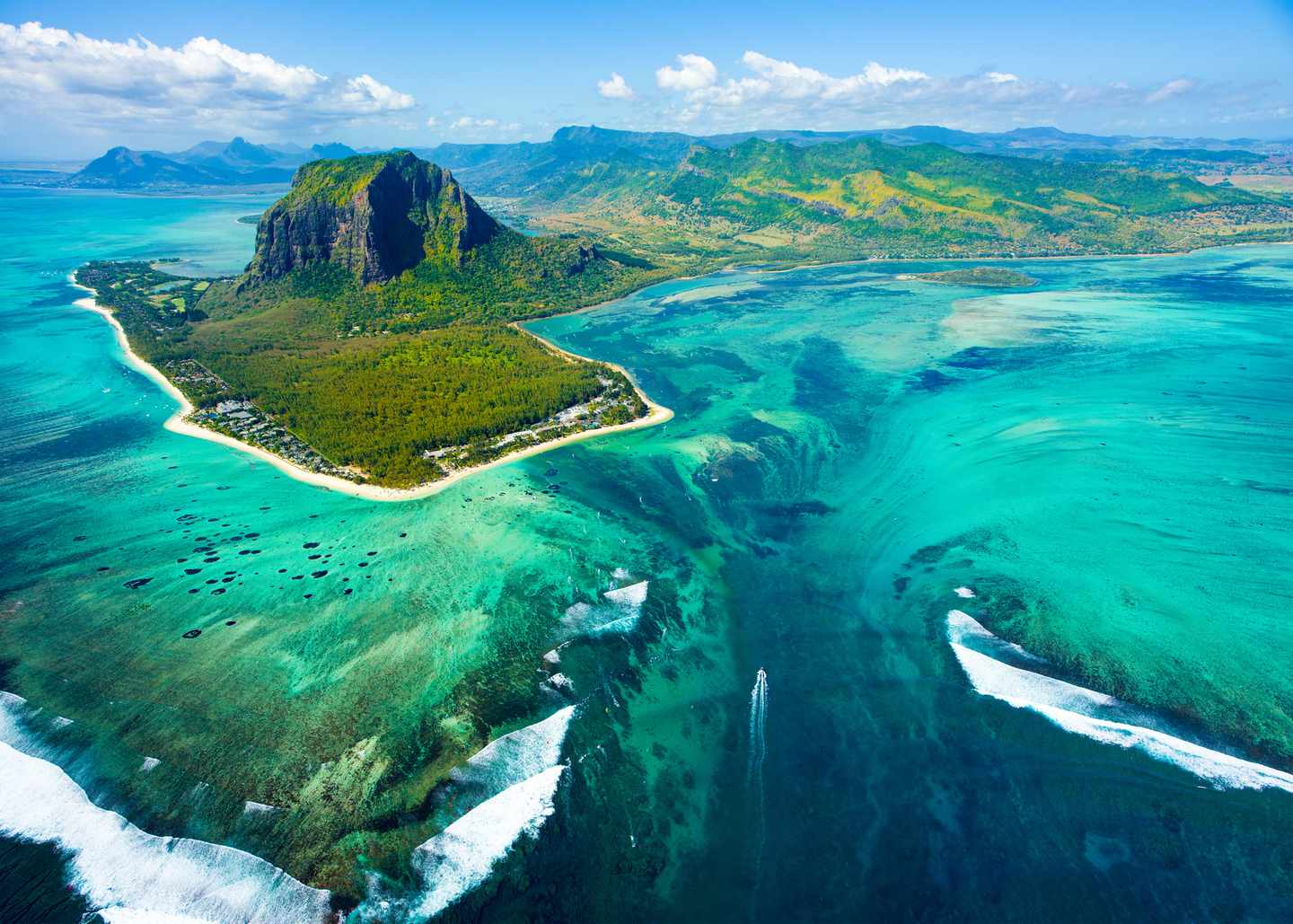 mauritius-le-morne-brabant-berg-mit-kueste-g-884657010.jpg