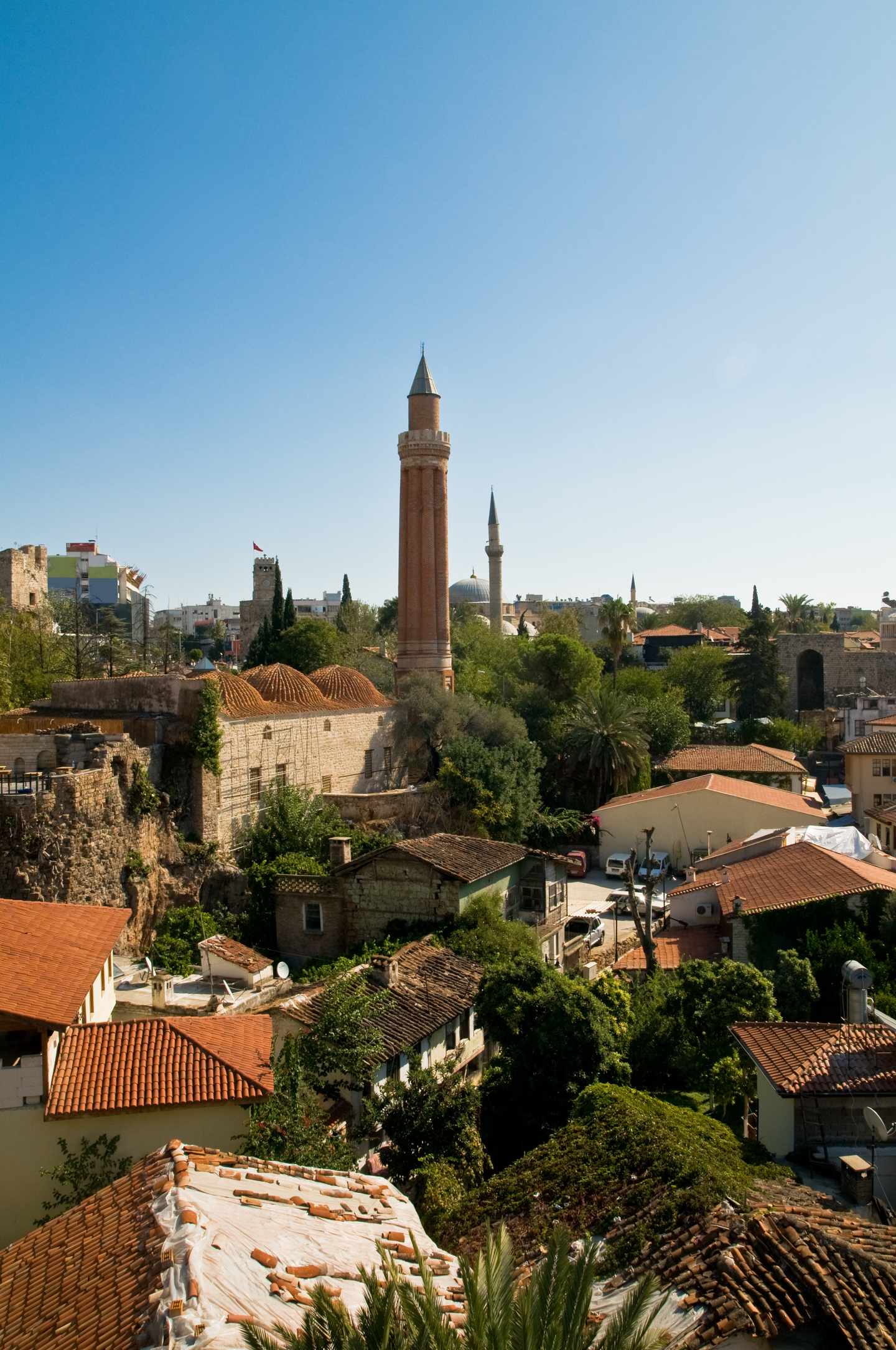 GettyImages-93058934.jpg Blick über eine türkische Altstadt mit Minarett im Abendlicht