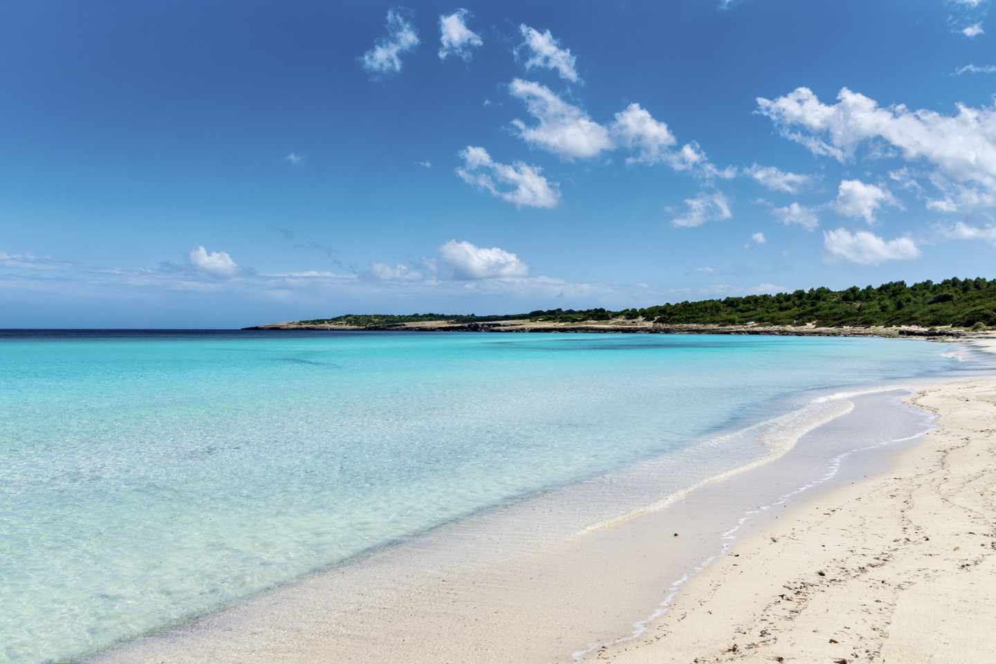 spanien-mallorca-cala-millor-einsamer-strand-s-529660-AdobeStock-205121334.jpeg