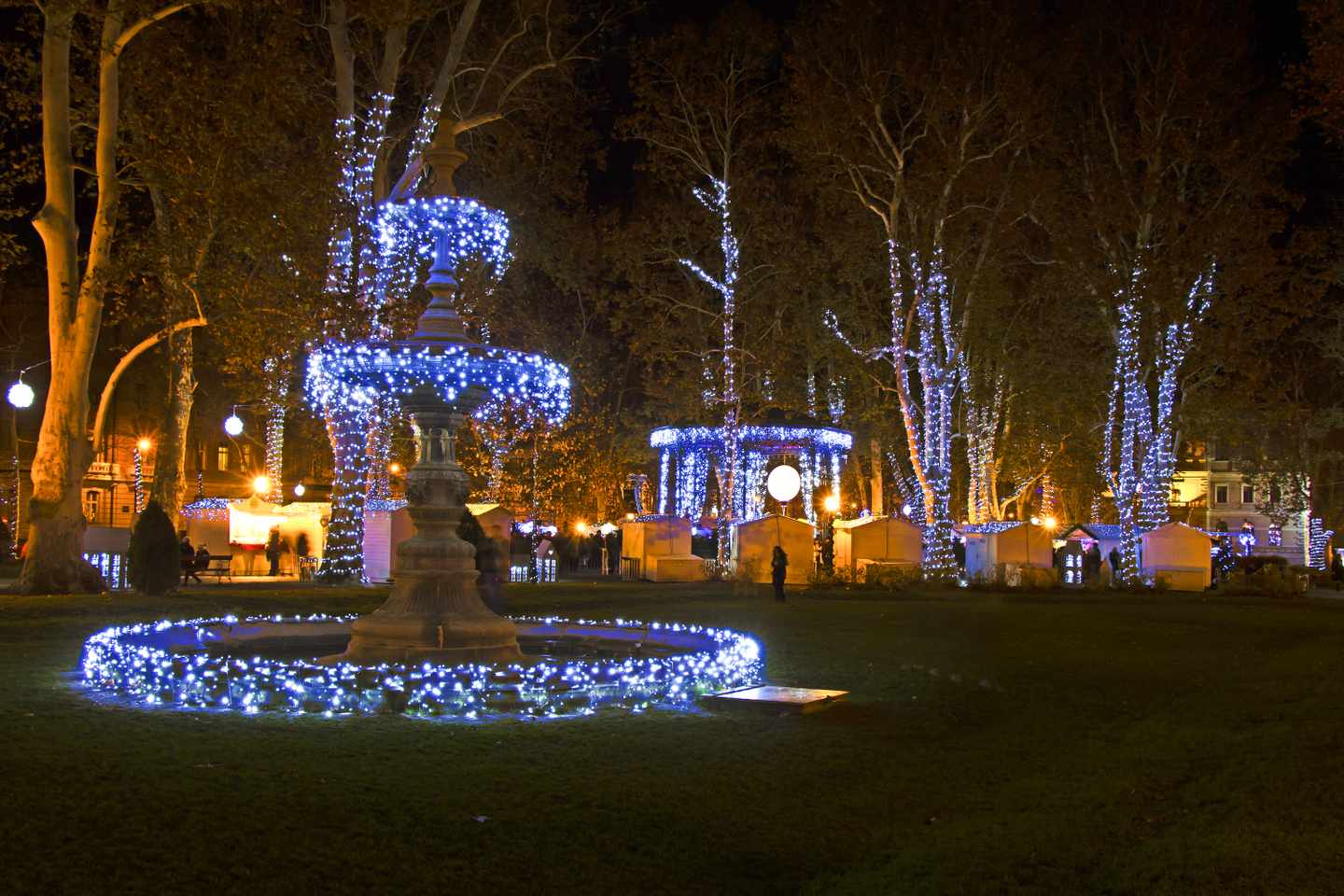Weihnachtlich beleuchteter Zrinjevac-Park in Zagreb mit Marktständen und geschmückten Bäumen