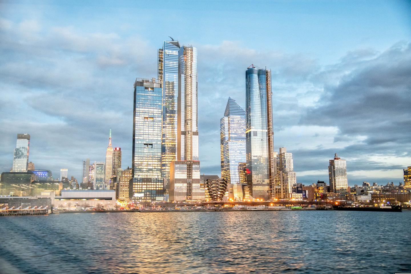 usa-new-york-blick-auf-das-hudson-yard-building-vom-wasser-aus-g-813562284.jpg