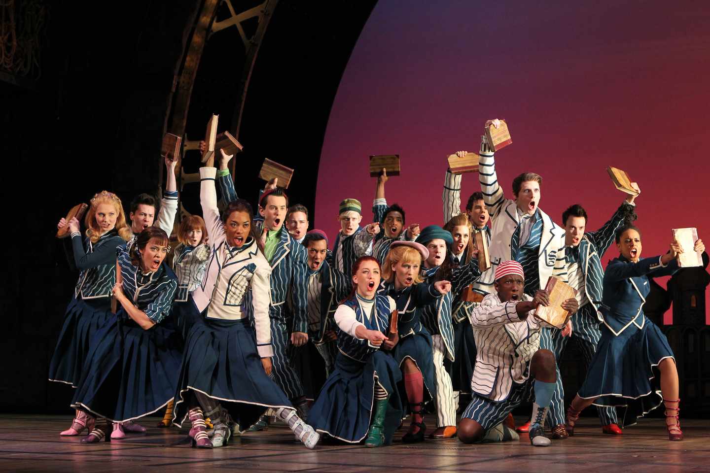 bltbf18a054302a7095-musical-wicked-gruppenszene-f.jpg Gruppenszene aus dem Musical Wicked