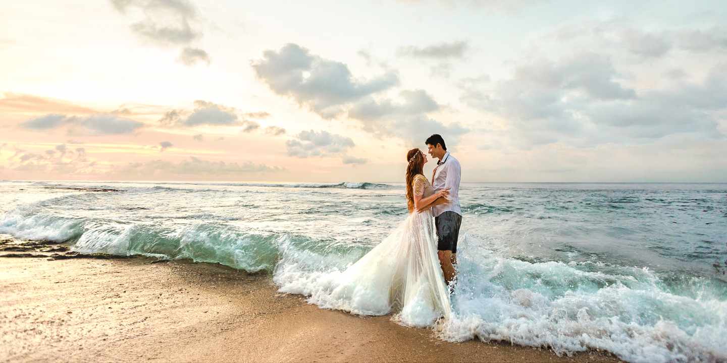 hochzeit-paar-am-strand-g-1124826836.jpg