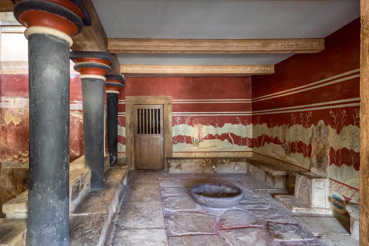 griechenland-kreta-palast-von-knossos-thronsaal-g-1094422570.jpg