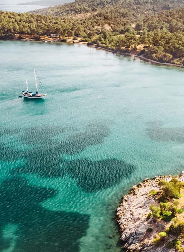 Türkische Ägäis schönster Strand tuerkei-tuerkische-aegaeis-luftaufnahme-meer-mit-yacht-im-wasser-g-1328675172.jpg