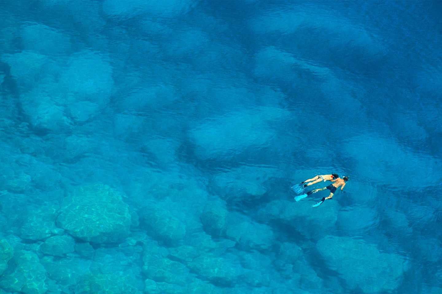 griechenland-rhodos-personen-schnorcheln-im-meer-g-108195023.jpg