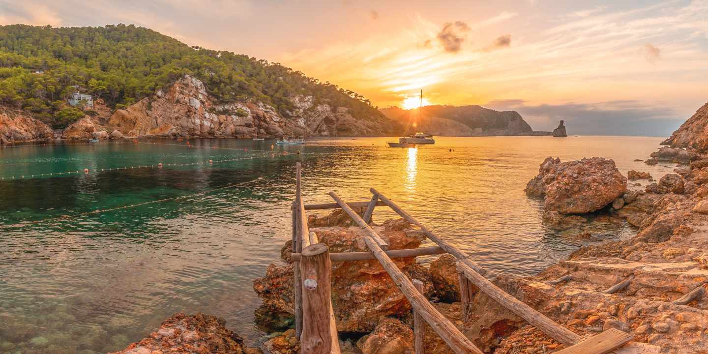 spanien-ibiza-benirras-sonnenuntergang-sunsetspot-strand-g-1435127158.jpg