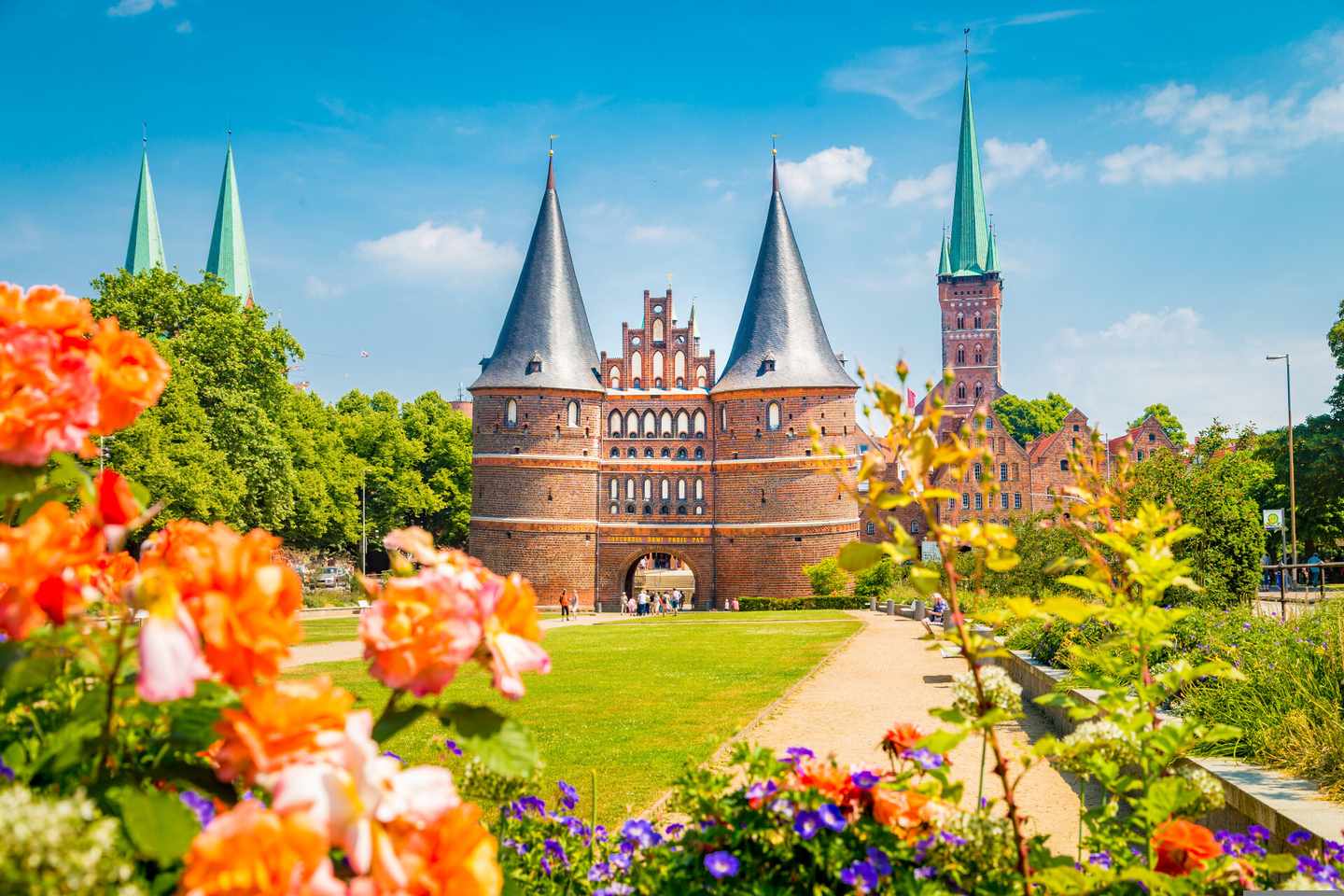 lübeck-holstentor-klein-g-1048549010.jpg