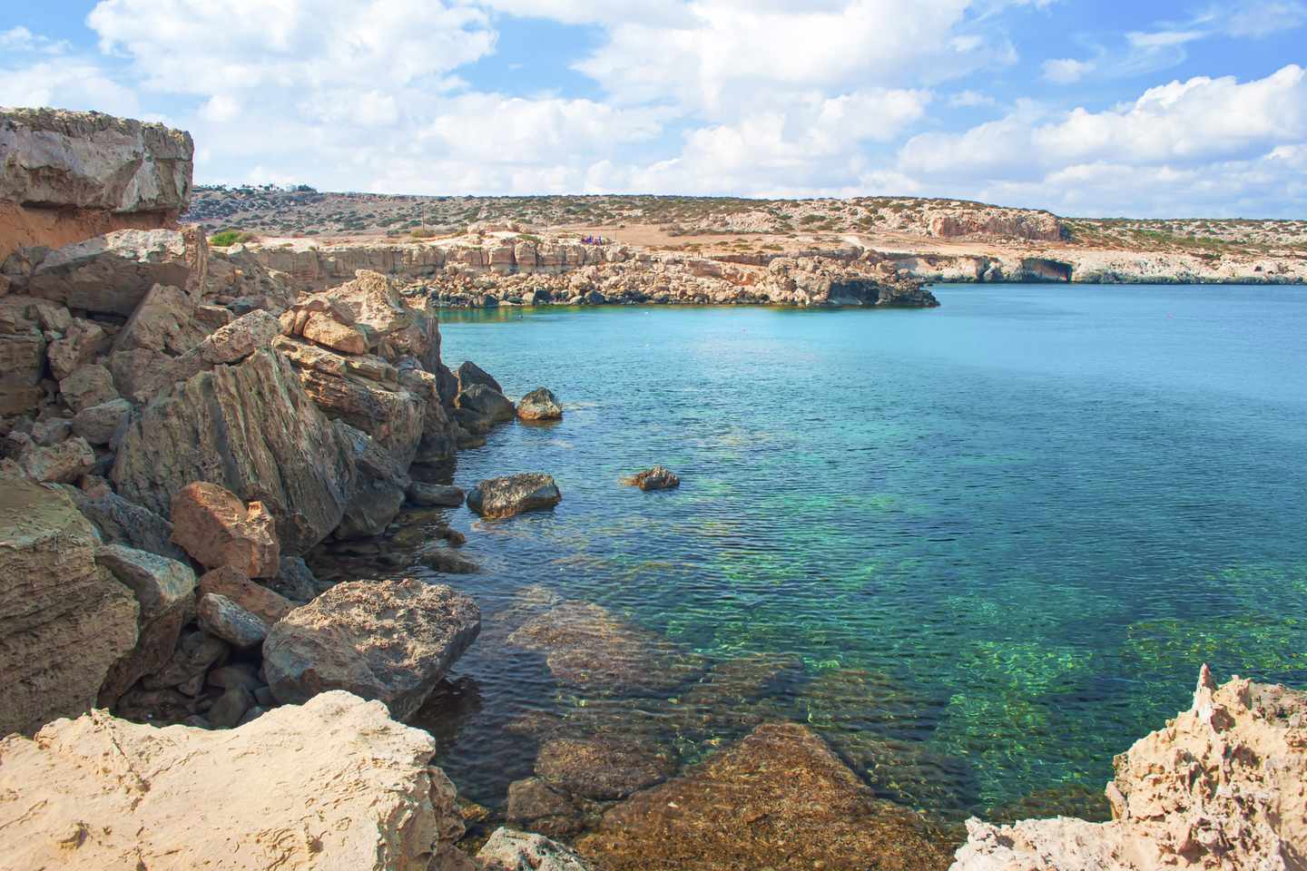 zypern-blaue-lagune-mit-felskueste-in-der-naehe-von-cape-greco-g-1138821211.jpg