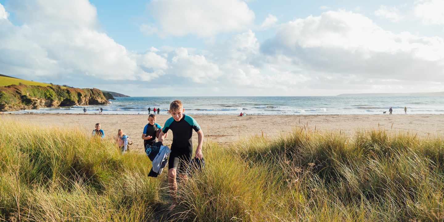 grossbritannien-england-cornwall-strand-zwei-jungen-neoprenanzug-g-1287393528.jpg