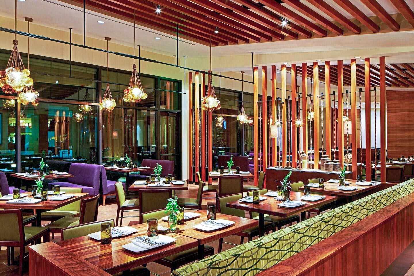 Restaurantbereich im Coachella-Hotel JW Marriott Desert Springs Resort & Spa mit vielen Holzelementen und gemütlichem Licht