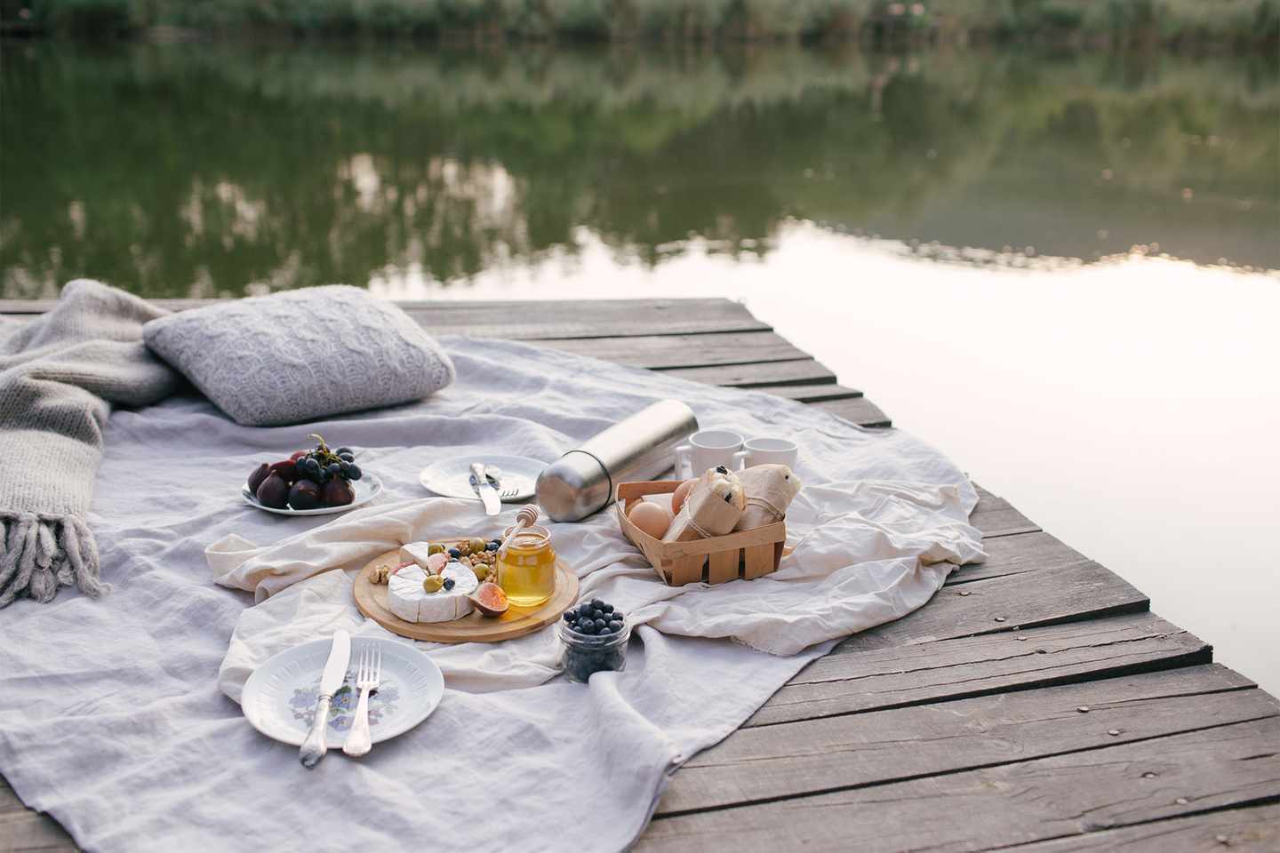 deutschland-bodensee-die-drei-schoensten-inseln-brotzeit-am-see-g-1266169442.jpg