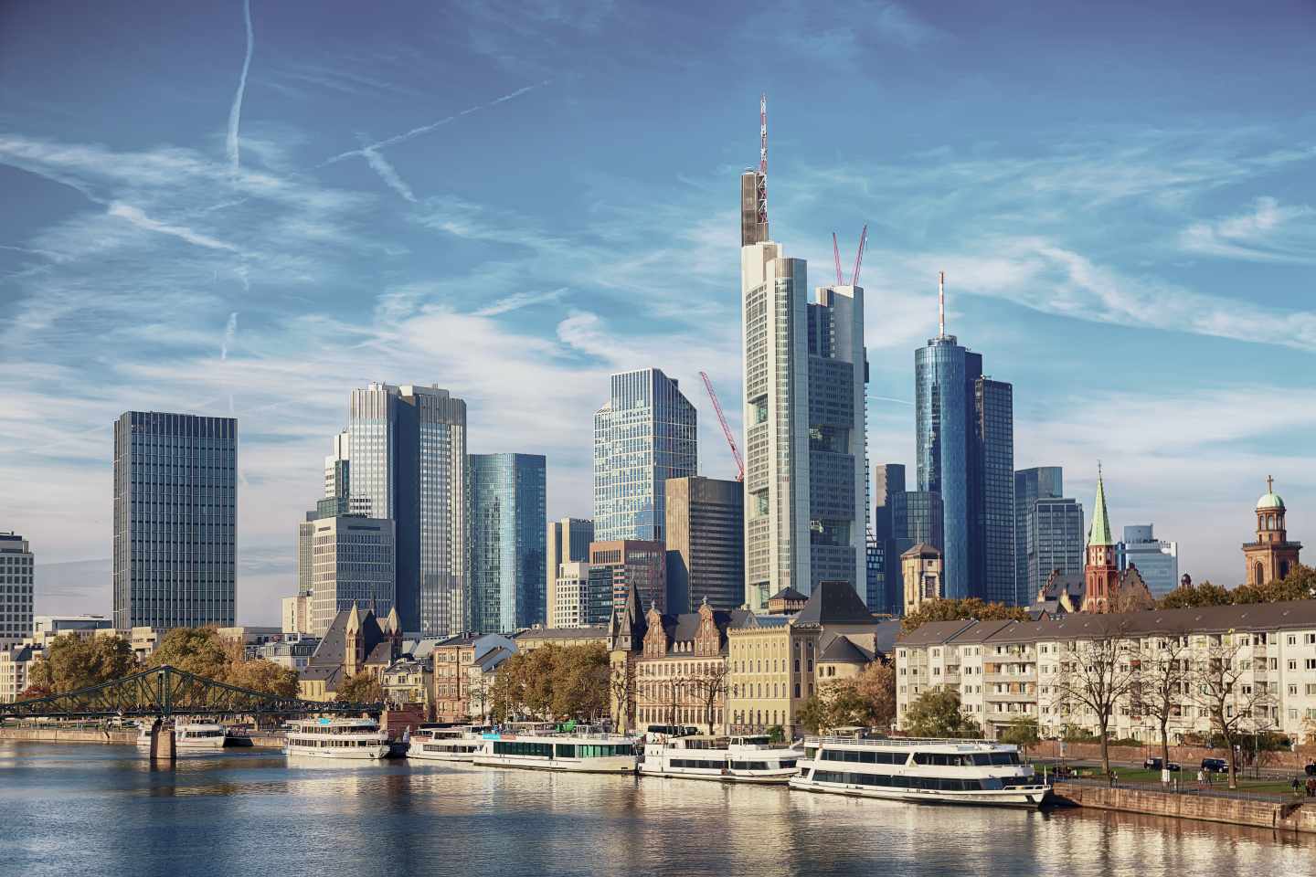 deutschland-hessen-frankfurt-am-main-skyline-g-1073611828.jpg