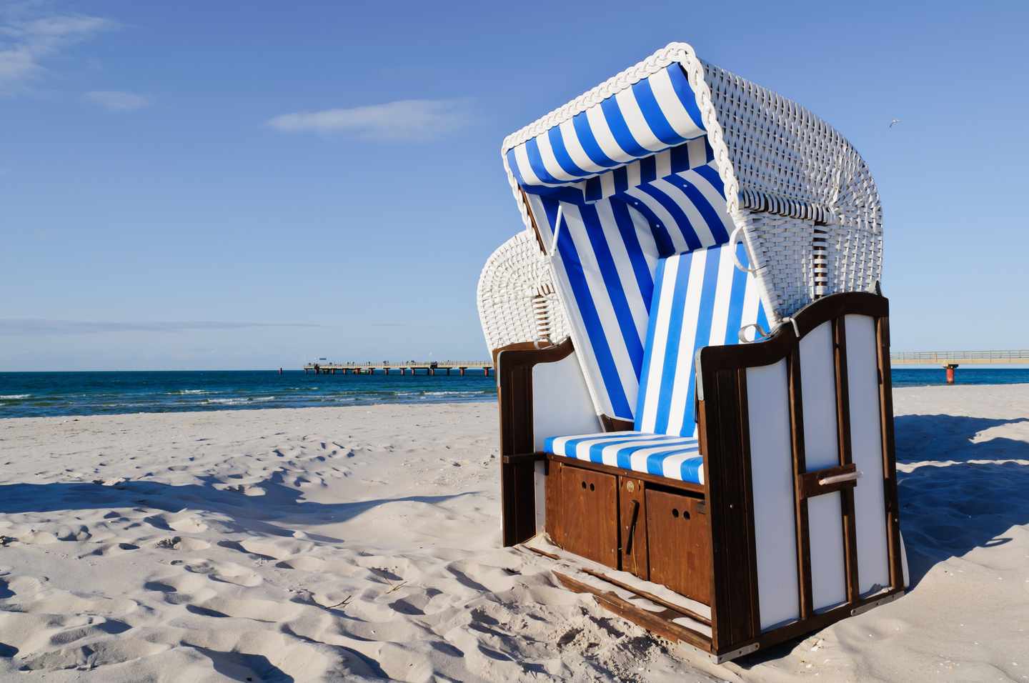 ostsee-strandkorb-g-459277155.jpg
