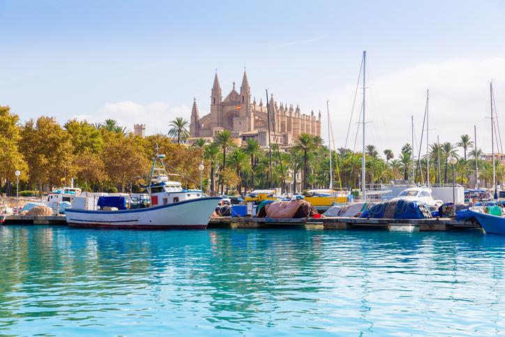palma-de-mallorca-hafen-kathedrale-g-499125280.jpg