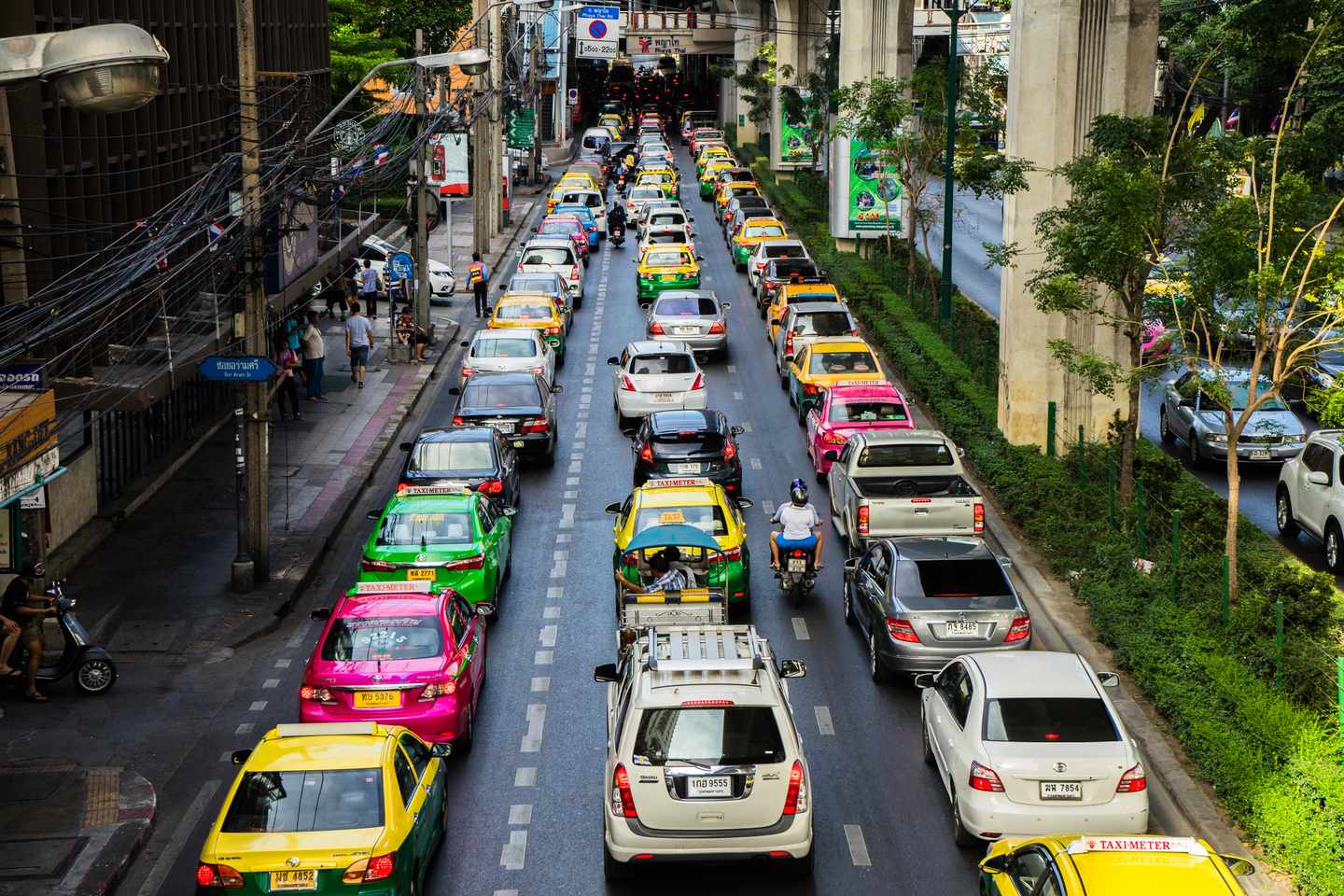 thailand-bangkok-phayathai-road-verkehr-t-666375718.jpg