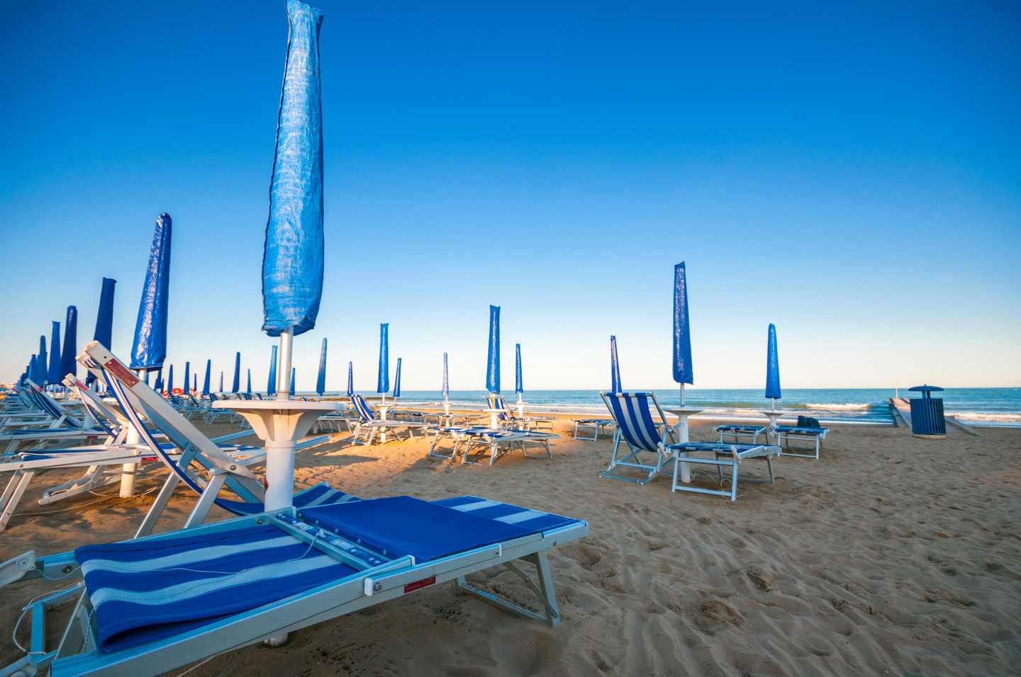 italien-venetien-lido-di-jesolo-strand-mit-liegem-klein-g-1089263014.jpg
