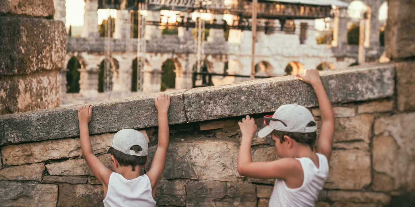 kroatien-istrien-jungsklettern_an_einer_mauer-g-832419146.jpg