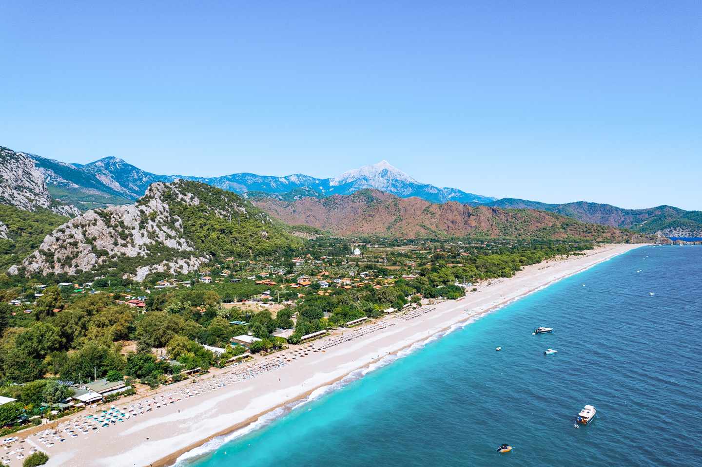 tuerkei-antalya-olympos-strand-berge-g-1681808626.jpg Antalya-Urlaub: Blick auf Olympos Strand mit Bergen im Hintergrund