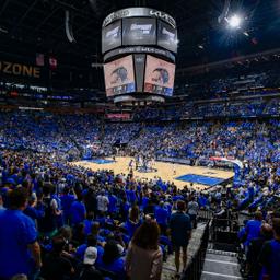 Orlando Arena der NBA bei einem Spiel mit blau gekleideten Fans auf den Rängen.
