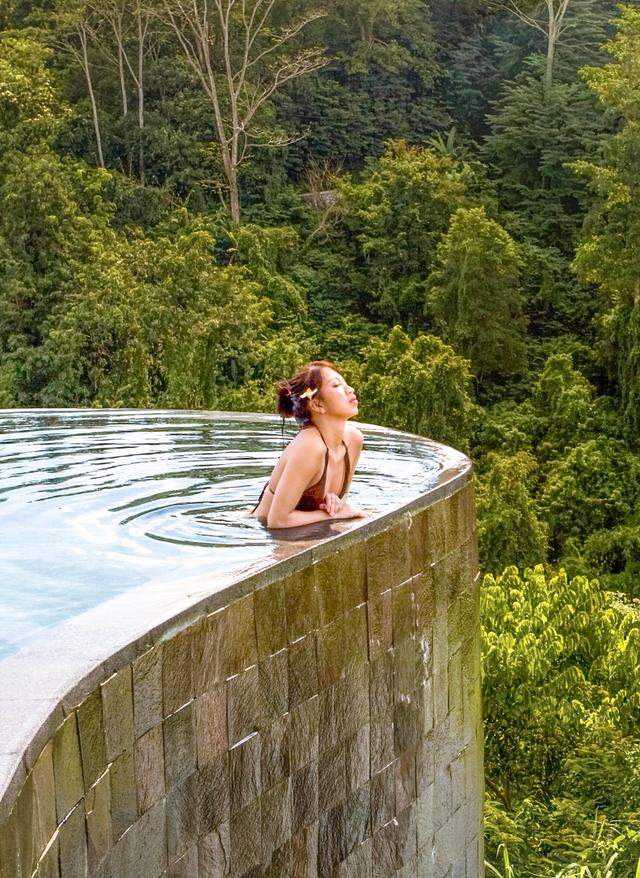indonesien-bali-hotel-infinity-pool-g-157511761-lp.jpg