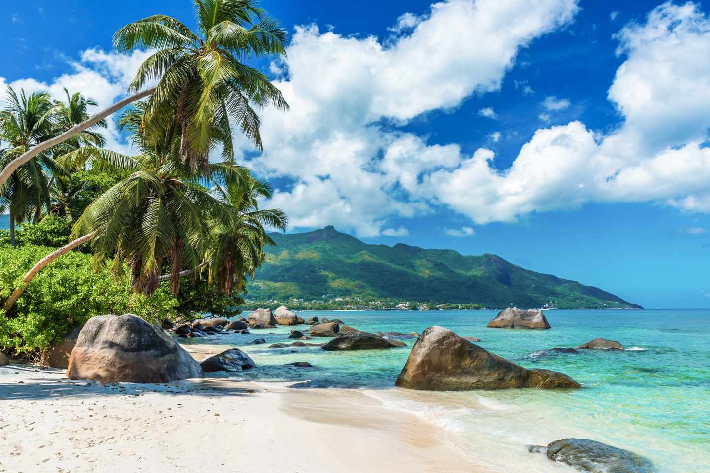 seychellen-mahe-baie-beau-vallon-tropischer-strand-g-501296920.jpg