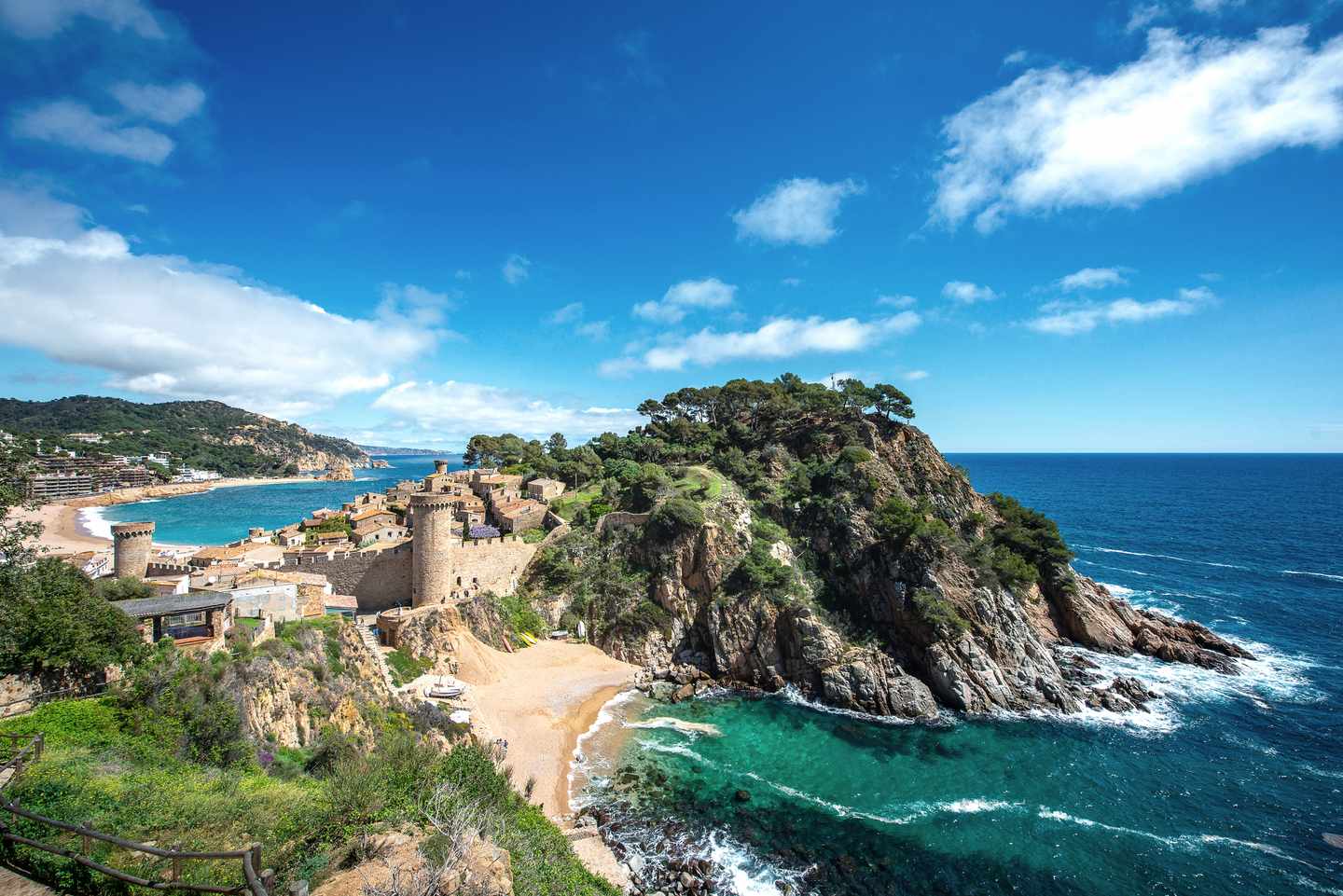 spanien-katalonien-costa-brava-tossa-de-mar-g-1074868214.jpg