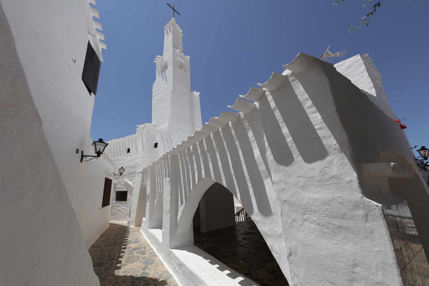 spanien-menorca-binibeca-dorfgasse-g-1365828615.jpg