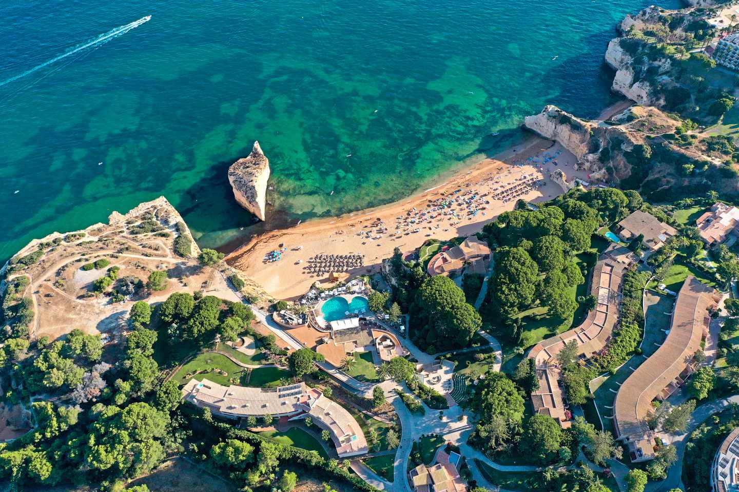 Luftaufnahme des Vilalara Grand Hotel Algarve in Porches mit Poolanlage, Sandstrand und markanten Felsklippen an der Atlantikküste