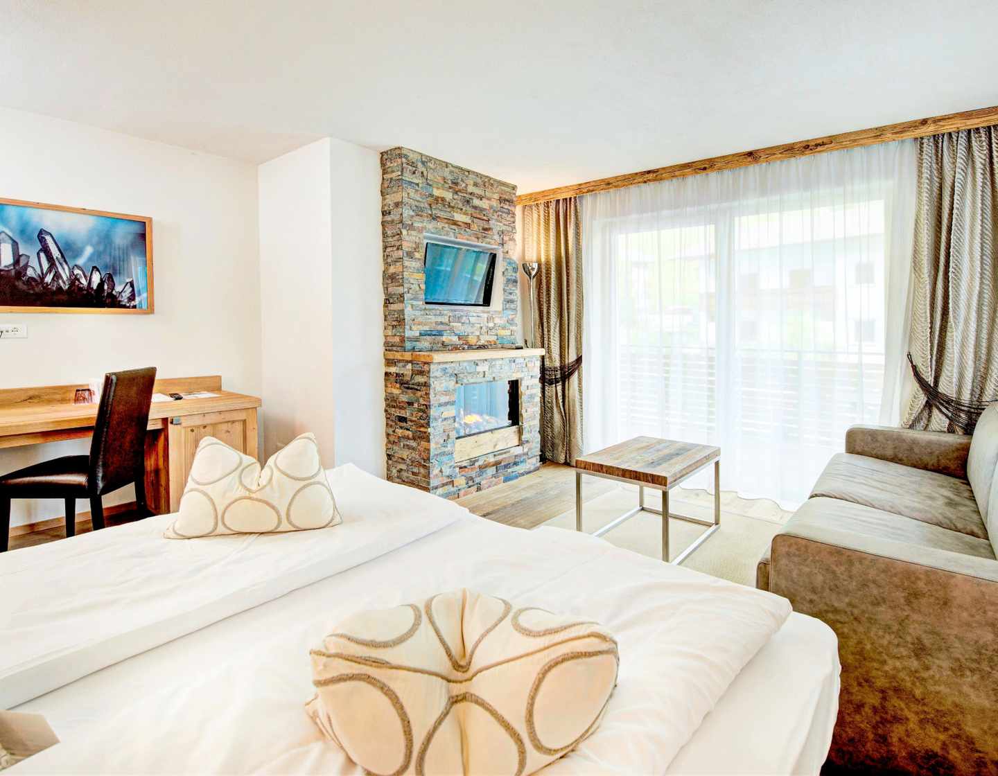 Ein stilvoll eingerichtetes Zimmer im Stroblhof Active Family Spa Resort in Südtirol