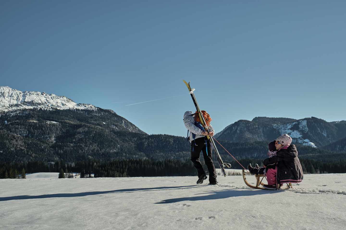 oesterreich-steiermark-bad-mitterndorf-mutter-kinder-schlitten-g-1389633041.jpg