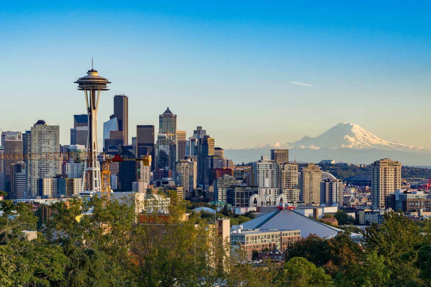 usa-washington-seattle-skyline-von-seattle-mit-mount-rainier-im-hintergrund-g-866742172.jpg