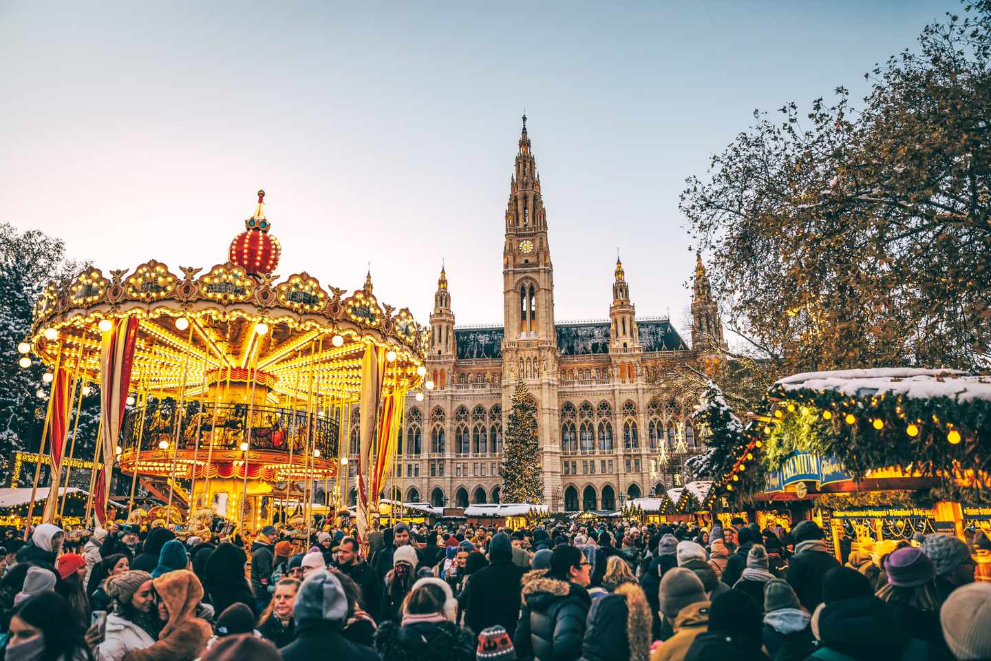 oesterreich-wien-karussell-auf-christkindlmarkt-g-1872251927
