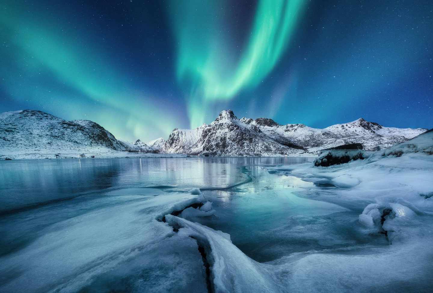 norwegen-lofoten-nordlicht-ueber-meer-und-bergen-g-1179753622.jpg