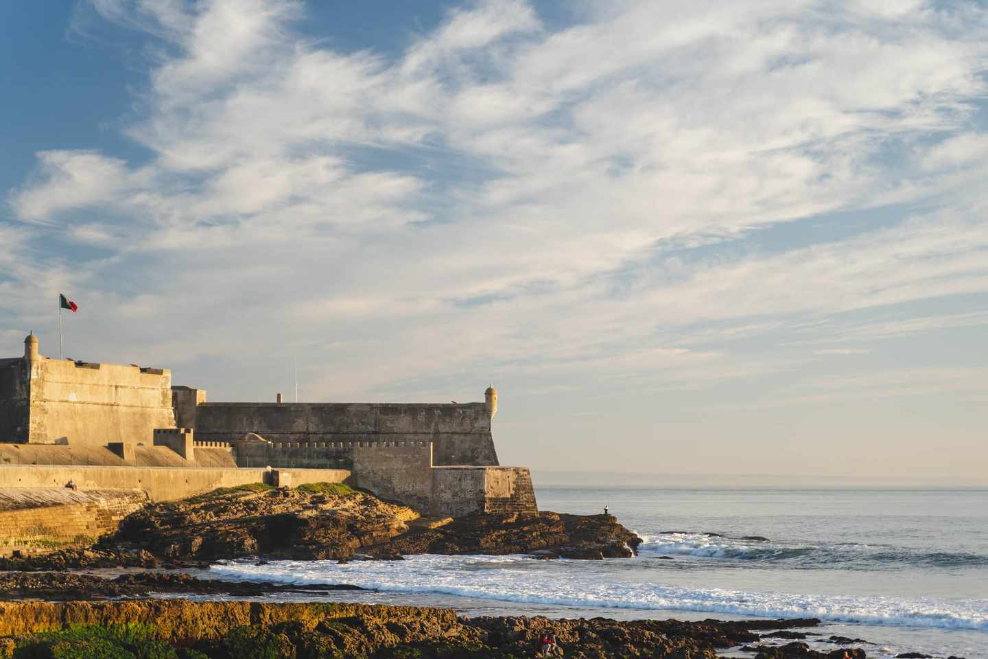 portugal-praia-de-carcavelos-festung-g-1127005572.jpg