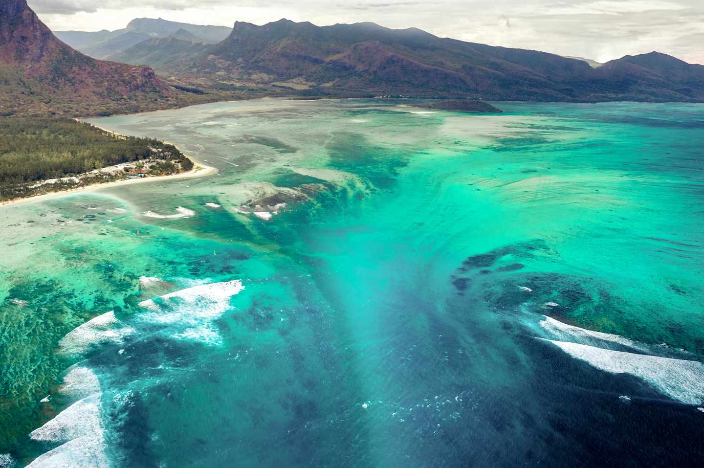 mauritius-luftaufnahme-des-unterwasserwasserfalls-g-657826050.jpg
