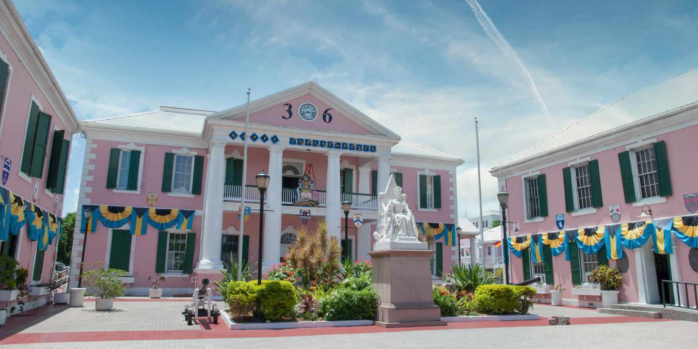 karibik-bahamas-nassau-parlamentsplatz-g-1209298254.jpg