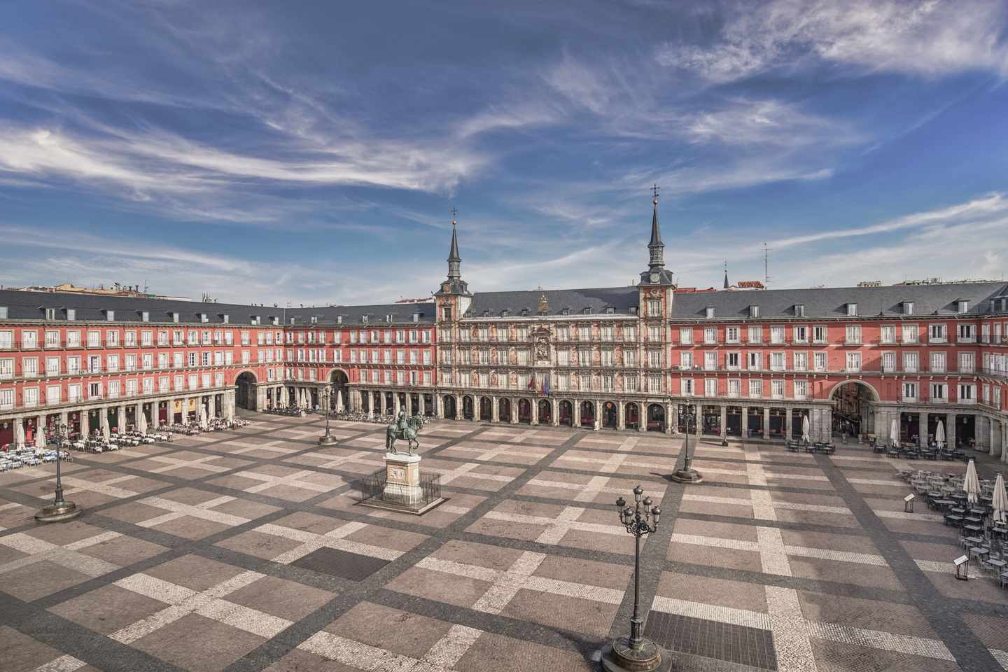spanien-madrid-skyline-plaza-mayor-g-1323460168_bearbeitet.jpg