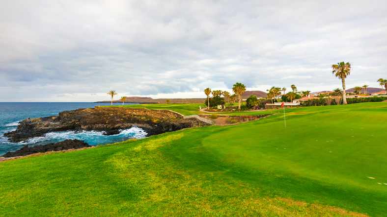 spanien-teneriffa-golfplatz-küste-g-1021631624.jpg