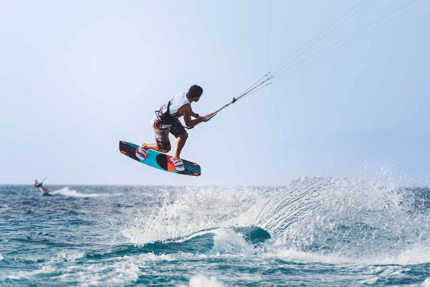 fliegender-kite-surfer-meer-g-829604540.jpg