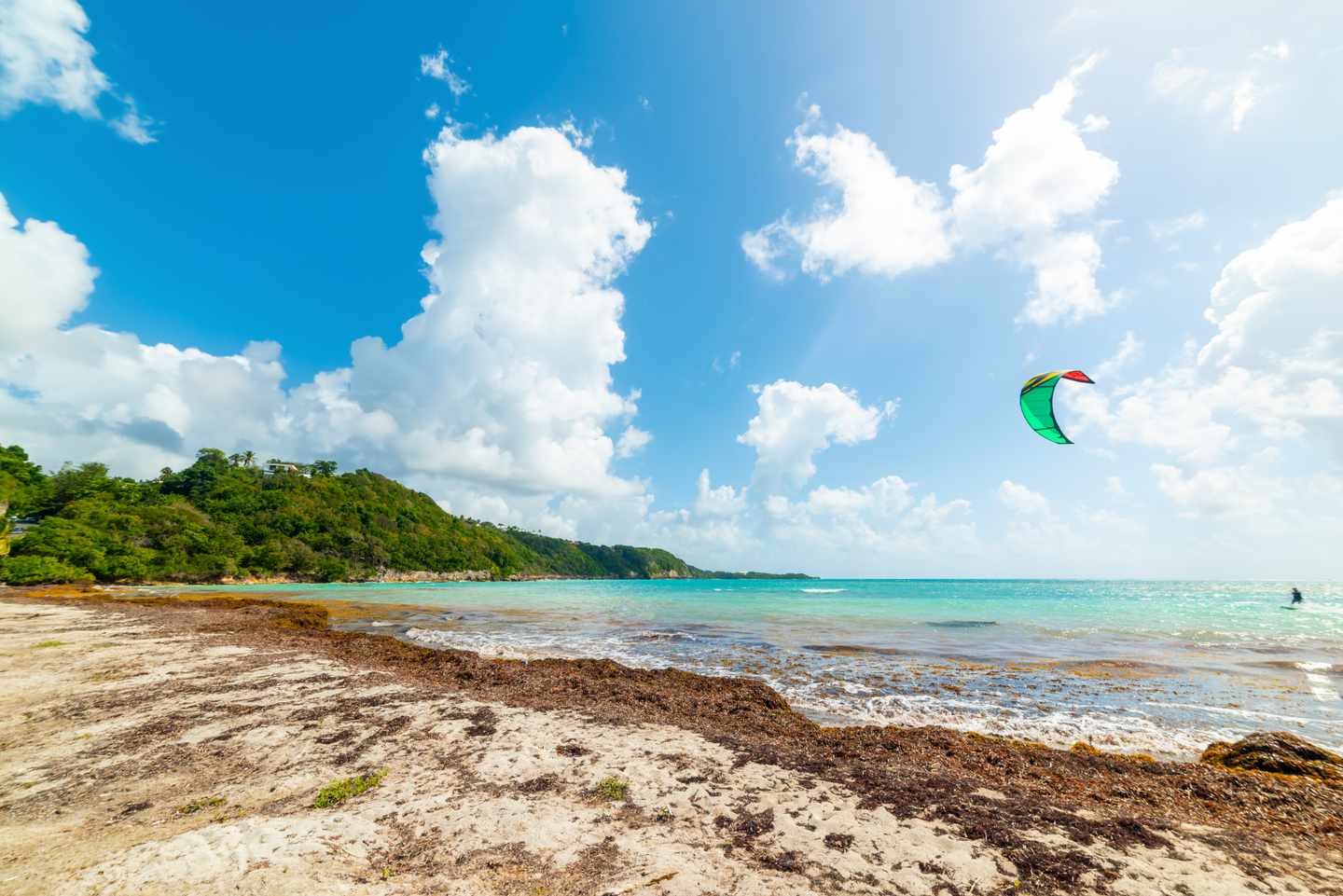 karibik-guadeloupe-kite-surfen-mit-blauem-himmel-g-1295527572.jpg
