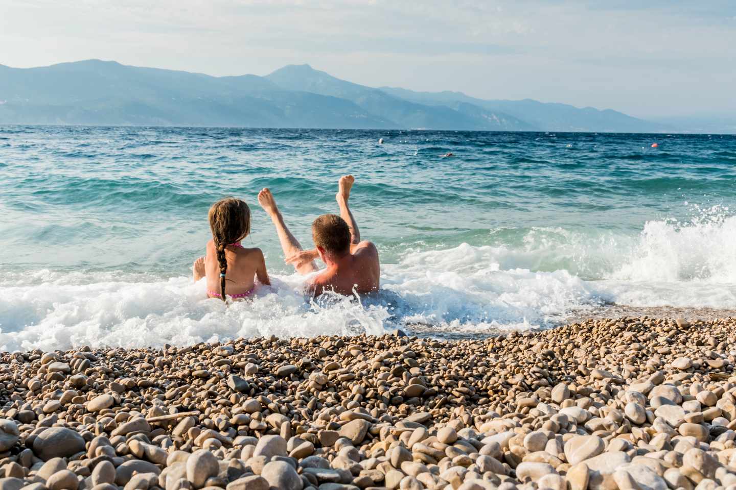 kroatien-kind_und_vater_toben_am_strand-g-1204275793.jpg