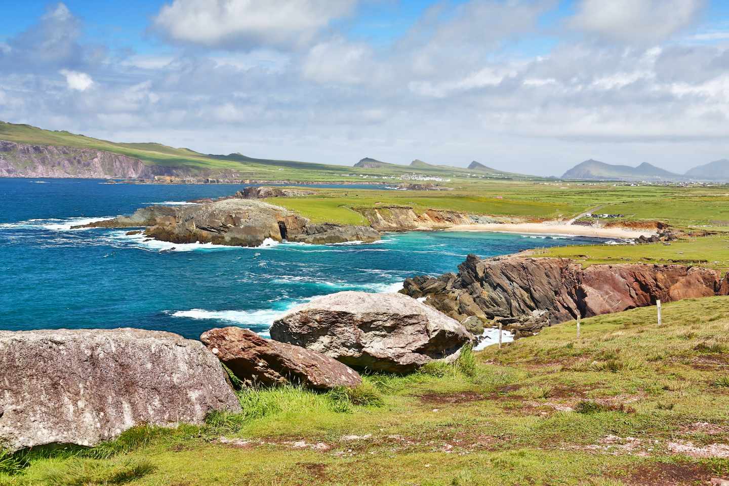 Die Dingle-Halbinsel verbindet schmale Küstenstraßen mit Aussichtspunkten und kleinen Stränden am Atlantik